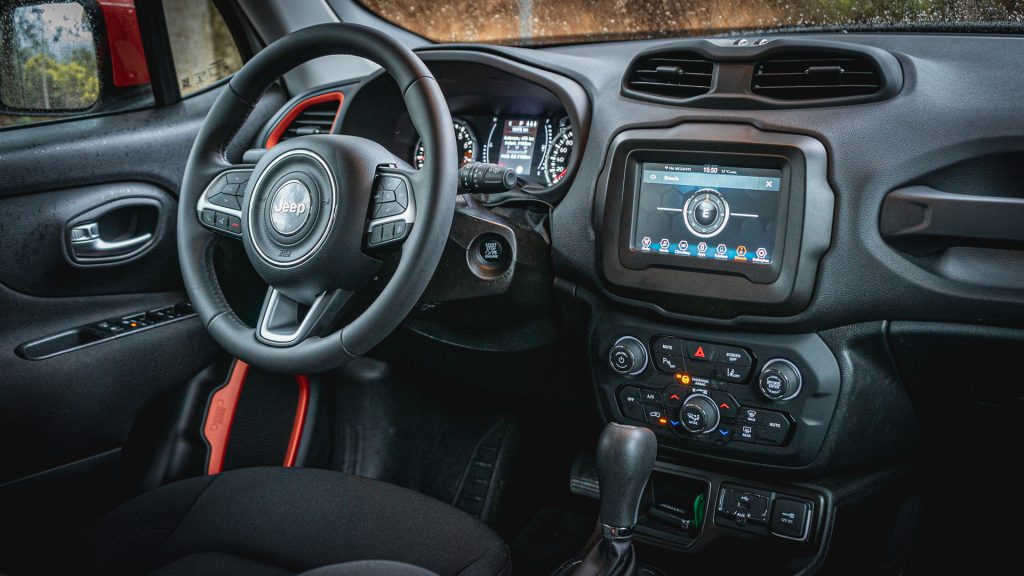 O Jeep Renegade tem uma tarefa complicada dentro do seu segmento, competir com modelos como Honda HR-V, o acessível Dacia Duster ou ainda o seu jovem irmão Fiat 500 X.